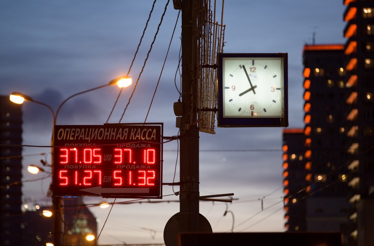 Po miło spędzonym wieczorze nadchodzi poranek, podczas którego może przydać się butelka wody, za którą zapłacimy 2,8 zł. Przygotowując śniadanie, na pewno sięgniemy po mleko (ok. 3,5 zł za litr), chleb (2,25 zł) oraz jajka (12 sztuk – 4,8 zł). Kilogram jabłek wyniesie nas 6 zł (ok. dwa razy więcej niż w Polsce). 

Gdy chcemy przygotować obiad, za pierś z kurczaka zapłacimy 18 zł, za pomidory 8,8 zł, do tego co najmniej kilogram ziemniaków (2,23 zł), główka sałaty (4,56 zł), kilogram ryżu (4,87 zł) i trochę lokalnego sera (26,6 zł).
