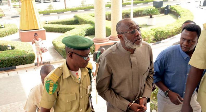 PDP spokesman, Olisa Metuh arrives Abuja court in handcuffs on January 19, 2016 (SaharaReporters)