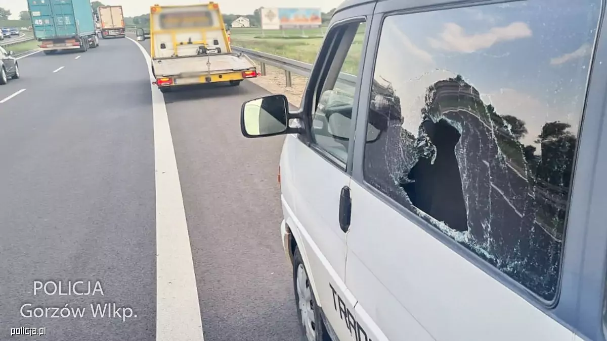 Zajechał drogę na ekspresówce i wybił szybę w aucie