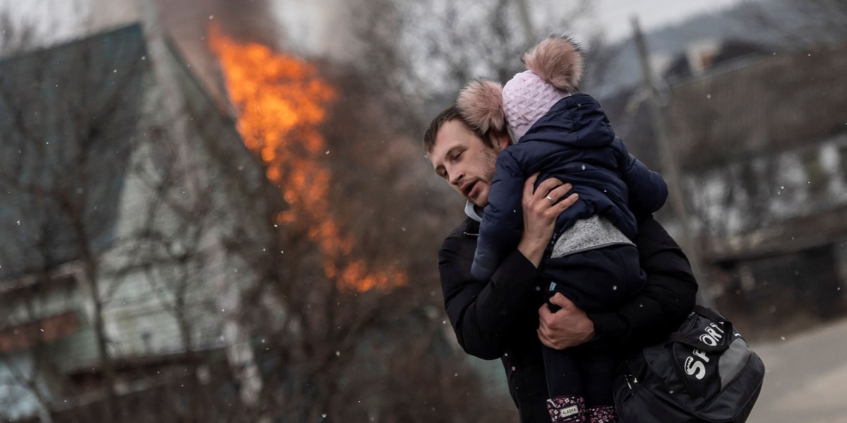 Irpień w Ukrainie. Mieszkańcy uciekają przed bombardowaniem [ZDJĘCIA] 