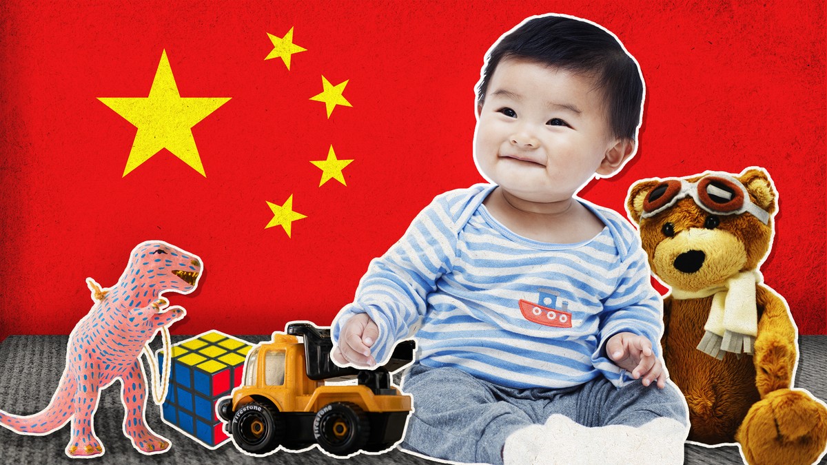 Dziecko z zabawkami na tle chińskiej flagi