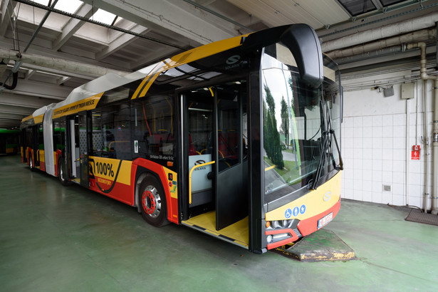 Jak dodał, nowe pojazdy spełniać będą również najwyższe europejskie standardy w zakresie bezpieczeństwa. Będą to autobusy niskopodłogowe, przyjazne dla niepełnosprawnych i osób z wózkami dziecięcymi. Autobusy będą wyposażone ponadto w systemy wewnętrznego i zewnętrznego monitoringu, klimatyzację, a także systemem automatycznego gaszenia pożaru w komorze silnika. Na zdjęciu:Elektryczny autobus Urbino 18 electric firmy Solaris podczas konferencji prasowej w zajezdni autobusowej w Poznaniuajw/ maro/fot. (nlat) PAP/Jakub Kaczmarczyk