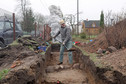 Dariusz Krasnodębski z Instytutu Archeologii i Etnologii Polskiej Akademii Nauk podczas interwencyjnych prac archeologicznych w wykopie