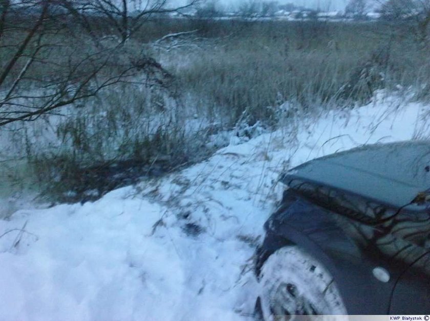 Wpadła samochodem do Narwi! FOTO