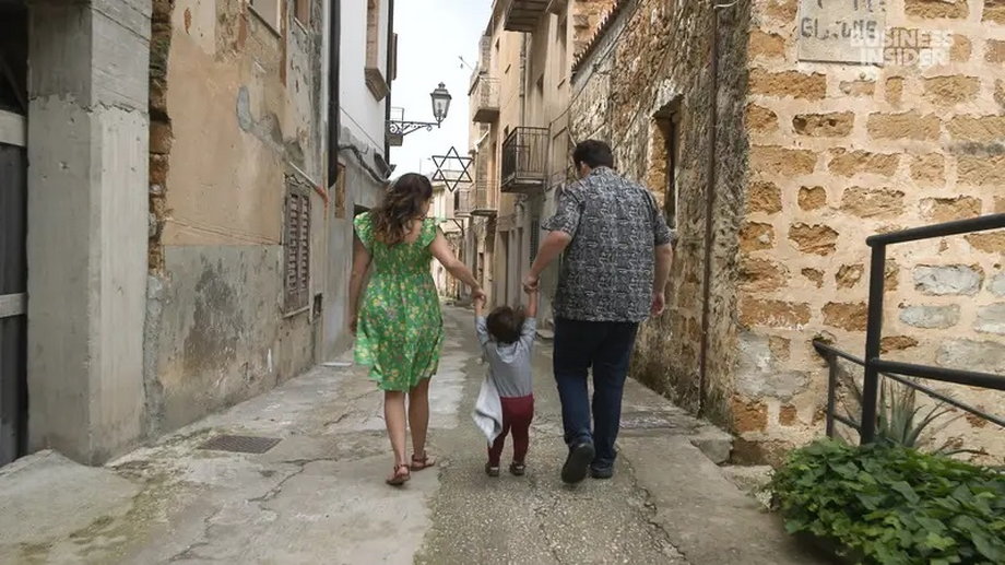Gary i Tam Holm spacerują z dzieckiem w Sambuca di Sicilia