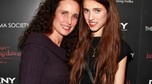 Margaret Qualley wraz z matką Andie MacDowell w 2011 roku