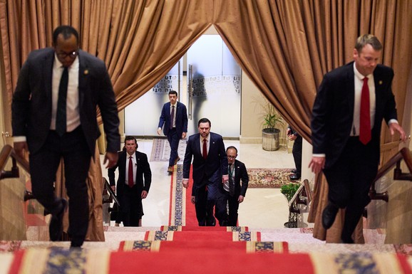 VIŠE OD 20 SATI DRAME, EPILOG - SITUACIJA NA IVICI FIZIČKOG OBRAČUNA! Propali pregovori, Tramp poludeo zbog Irana i najavio žestoke mere: "Blokiramo ga!"