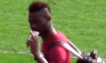 Balotelli pokazał środkowy palec kibicom United! WIDEO