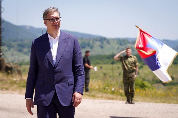 TRESU SE PASULJANSKE LIVADE, "VAMPIRI" ZASULI METE RAKETAMA Vučić prisustvuje prikazu moći Vojske Srbije (FOTO, VIDEO)