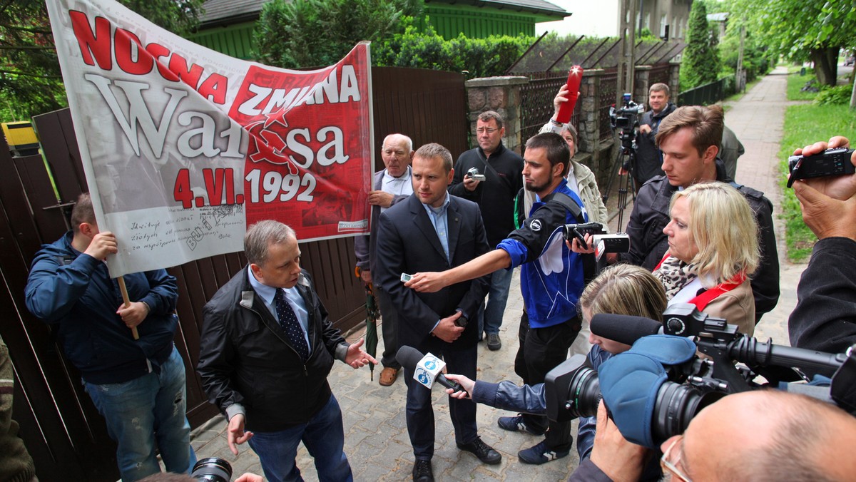 Kilkanaście osób protestowało przed domem Lecha Wałęsy w Gdańsku-Oliwie w 21. rocznicę odwołania rządu Jana Olszewskiego. Byłego prezydenta nie było w domu, gdyż przebywa w Warszawie. Demonstrujący przynieśli dla niego niecodzienny prezent, w tym m.in. "worek judaszowych srebrników".