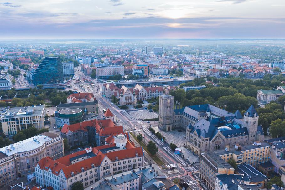 Wzrost cen ofertowych mieszkań na rynku wtórnym nie omija żadnego miasta w Polsce. W 3 kwartale 2021 roku w aż 11 z 17 miast poddanych analizie ceny były o ponad 10 proc. wyższe niż przed rokiem. Liderką wzrostów jest Gdynia, w której stawki w porównaniu rok do roku wzrosły aż o 17,4 proc