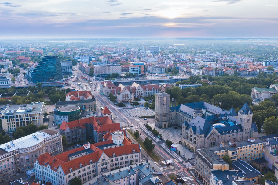 Wzrost cen ofertowych mieszkań na rynku wtórnym nie omija żadnego miasta w Polsce. W 3 kwartale 2021 roku w aż 11 z 17 miast poddanych analizie ceny były o ponad 10 proc. wyższe niż przed rokiem. Liderką wzrostów jest Gdynia, w której stawki w porównaniu rok do roku wzrosły aż o 17,4 proc