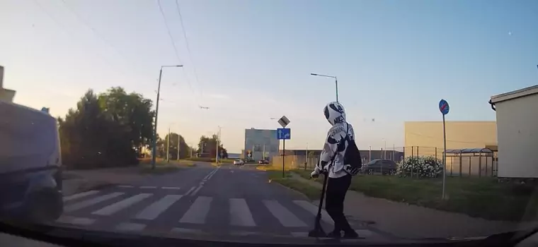 Kierowca wykazał się czujnością. Jadący hulajnogą nawet się nie rozejrzał [WIDEO]