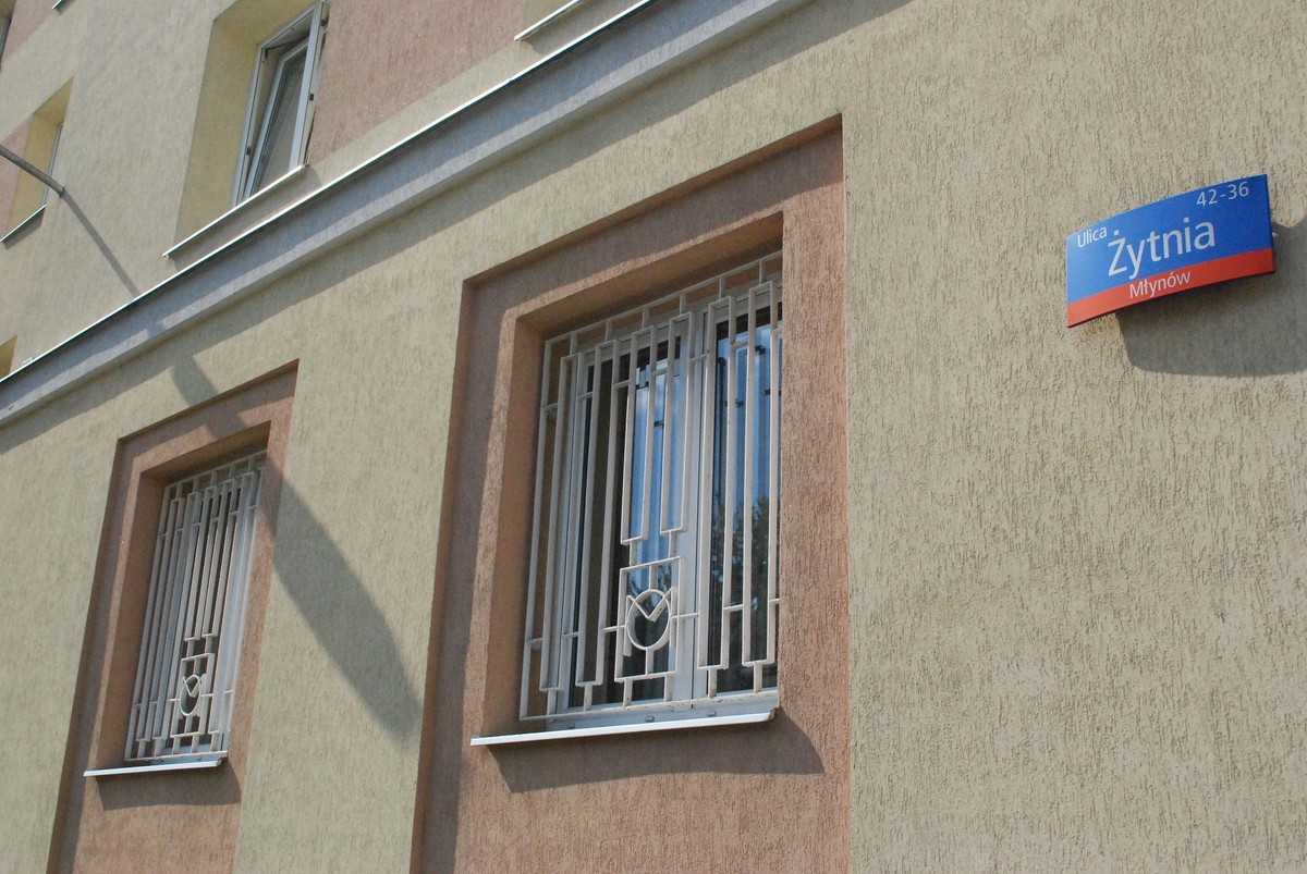 Symbol MO w oknach komisariatu przy ul. Żytniej w Warszawie