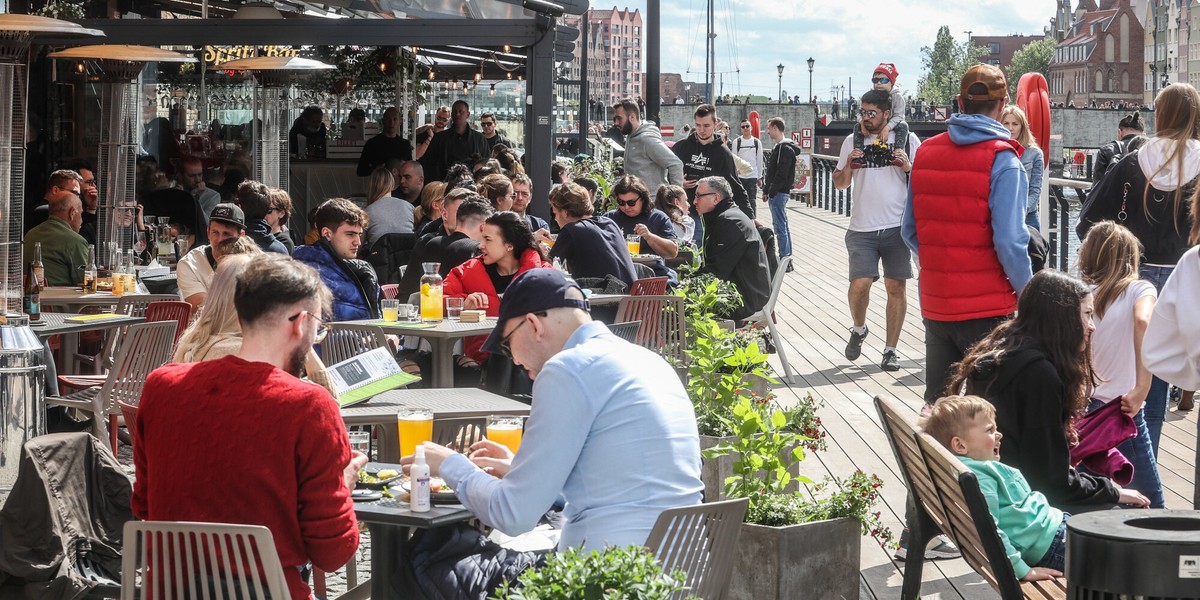 Polacy tłumnie ruszyli do restauracji w długi weekend czerwcowy. Wydatki z kart w gastronomii znalazły się na rekordowym poziomie. 