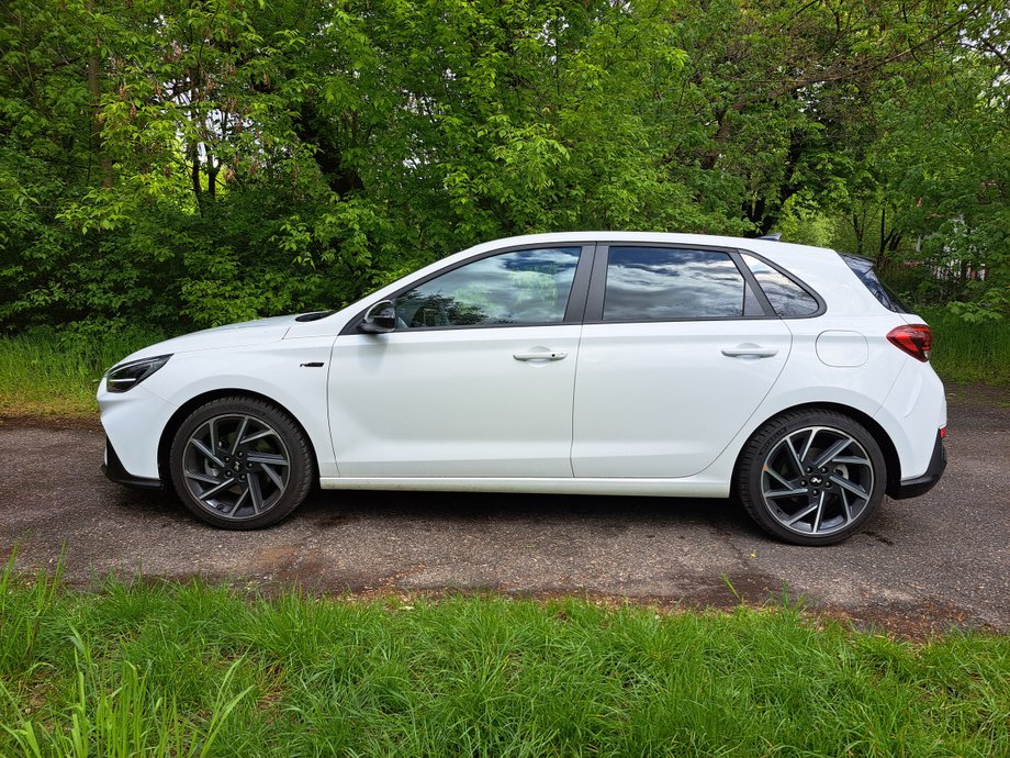 Hyundai i30 N-Line ma sylwetkę typowego samochodu kompaktowego - z krótkim, ściętym tyłem. Dzięki temu jest zwinny w mieście, ale nadaje się też na długie trasy.