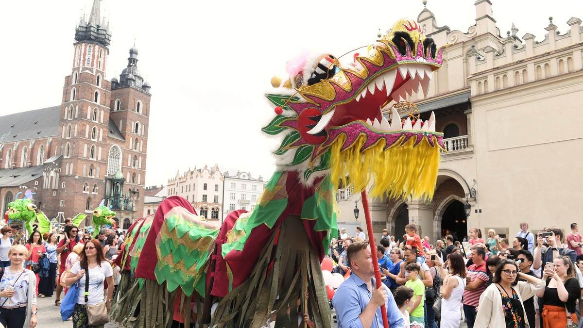 18603149 - KRAKÓW 18. PARADA SMOKÓW (smoki na ulicach Krakowa)