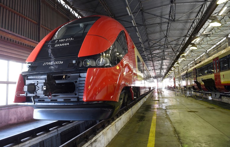 Prezes zarządu SKM Krystyna Pękała podkreśliła, że jest to 'nowoczesne zaplecze techniczne, w którym świetnie wyszkoleni pracownicy będą mogli obsługiwać najnowocześniejsze pociągi, które w tej chwili SKM posiada'. Dodała, że hala ma ponad 800 mkw. i - jak wskazała - mogą do niej wjechać jednocześnie cztery pociągi o długości ponad 100 m.<br><br> (cat) PAP/Radek Pietruszka