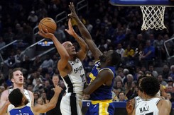 12 punktów Sochana, Spurs rozbici przez mistrzów NBA [WIDEO]
