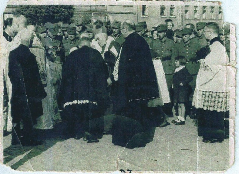 Chrzanowski rynek, 1945 rok, wizyta biskupa na bierzmowaniu, dziewczynka z prawej: Tereska