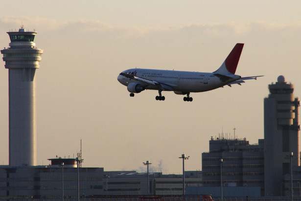 Samolot linii lotniczych Japan Airways przygotowujący się do lądowania na lotnisku w Tokio