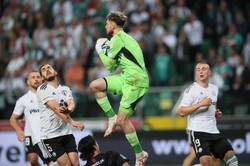 Legia Warszawa w Lidze Konferencji! Kacper Tobiasz bohaterem serii rzutów karnych [WIDEO]