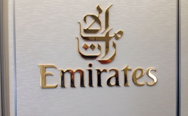 Logo Emirates na wewnętrznych drzwiach samolotu