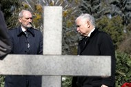 Jarosław Kaczyński i Antoni Macierewicz podczas 10. rocznicy katastrofy smoleńskiej na Powązkach Wojskowych, 10 kwietnia 2020 r.