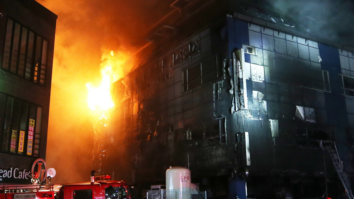 Co najmniej 28 osób zginęło, a kilkanaście zostało rannych w pożarze, który wybuchł wczoraj w centrum rekreacyjnym w mieście Dżeczon (Jecheon) w środkowej części Korei Południowej – podała agencja Reutera, powołując się na miejscowe władze.