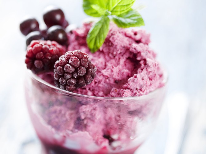 30078_ledenje-kupine-stock-photo-delicious-frozen-berry-dessert-focus-on-the-front-berry-shutterstock_66676381