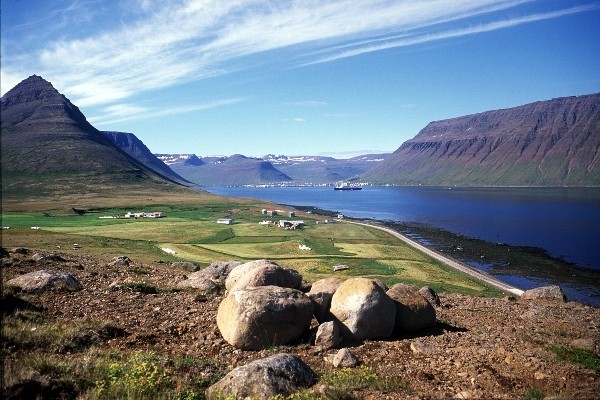 Fiordy Zachodnie - widok z fiordu Skutulsfjördur na Arnarnes - Vestfjörd