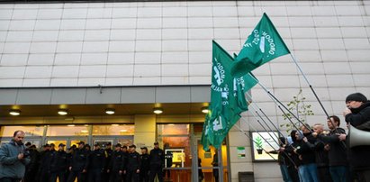 Race i policja pod Teatrem Powszechnym. Młodzież Wszechpolska protestuje przeciwko "Klątwie"