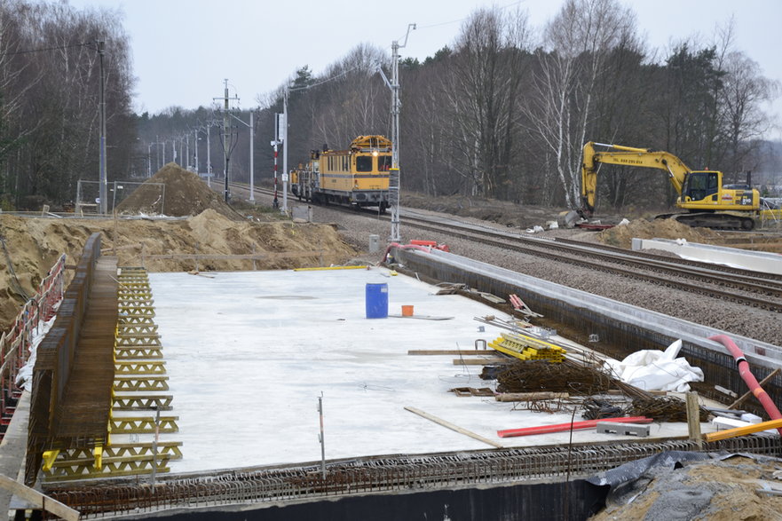 Położono tory na budowanym wiadukcie kolejowym nad S14 w Zgierzu