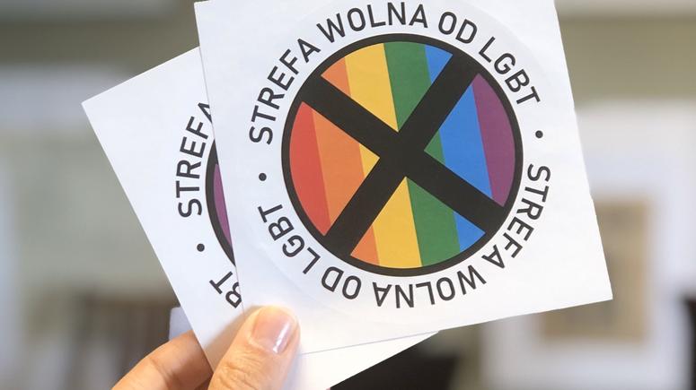 „Strefa wolna od ideologii LGBT”. „Gazeta Polska” zmienia treść naklejek |  Newsweek
