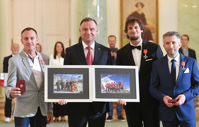 Denis Urubko (pierwszy z lewej), Bielecki i Piotr Tomala (z prawej) u prezydenta Andrzeja Dudy po powrocie z ostatniej zimowej wyprawy na K2. Trójka brała udziała w akcji, która zakończyła się uratowaniem Elisabeth Revol 