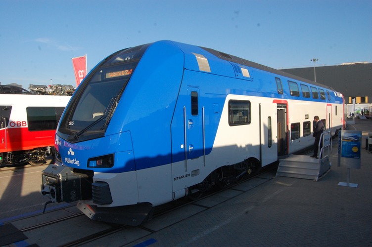 Elektryczny skład piętrowy Transito dla szwedzkiego przewoźnika Mälab wyprodukował szwajcarski Stadler. Wyróżnia się m.in. specjalną konstrukcją odporną zarówno na niskie temperatury (do -40 stopni),  jak i na duże opady śniegu (do 80 cm). Pociągi będą jeździły od maja 2019 roku pod marką Mälartåg na czterech trasach na zachód od Sztokholmu, wokół jeziora Mälar. fot. Krzysztof Śmietana