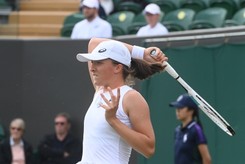 Wimbledon: Świątek poszła w ślady Linette. Obie Polki grają dalej
