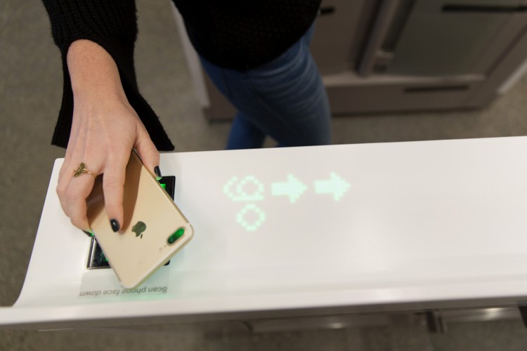 Amazon w zeszłym roku kupił sieć delikatesów Whole Foods Market za 13,7 miliarda dolarów, jednak przedstawiciele tego giganta handlowego poinformowali, że nie planów wprowadzenia tego typu usługi w sklepach sieci Whole Foods.