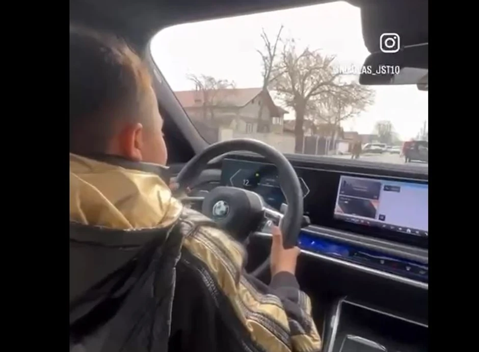 Dečak je tokom vožnje obilazio automobile