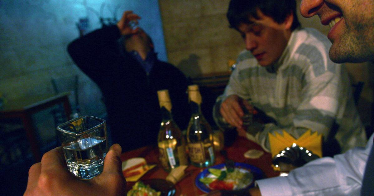 мужчина в кафе. песня пить с друзьями. веселый человек. двое мужчин с пивом. мужчина в баре.