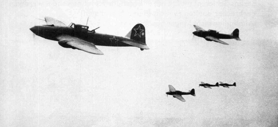 Formacja samolotów Ił-2. W okresie bitwy na Łuku Kurskim szturmowiki występowały zasadniczo w odmianie dwumiejscowej, choć na stanie jednostek występowały jeszcze nieliczne samoloty jednomiejscowe.