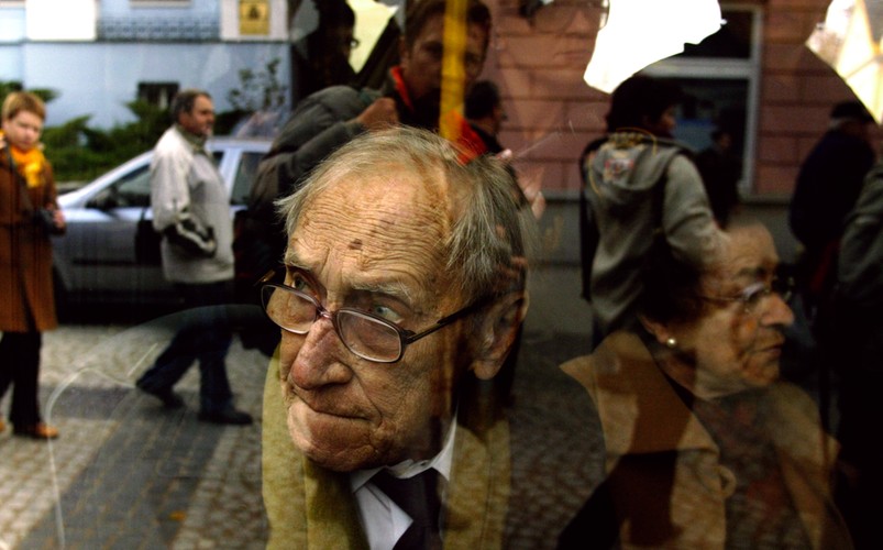 II miejsce w kategorii Portret. Spacer sentymentalny Leszka Kołakowskiego po rodzinnym mieście z okazji 80. urodzin