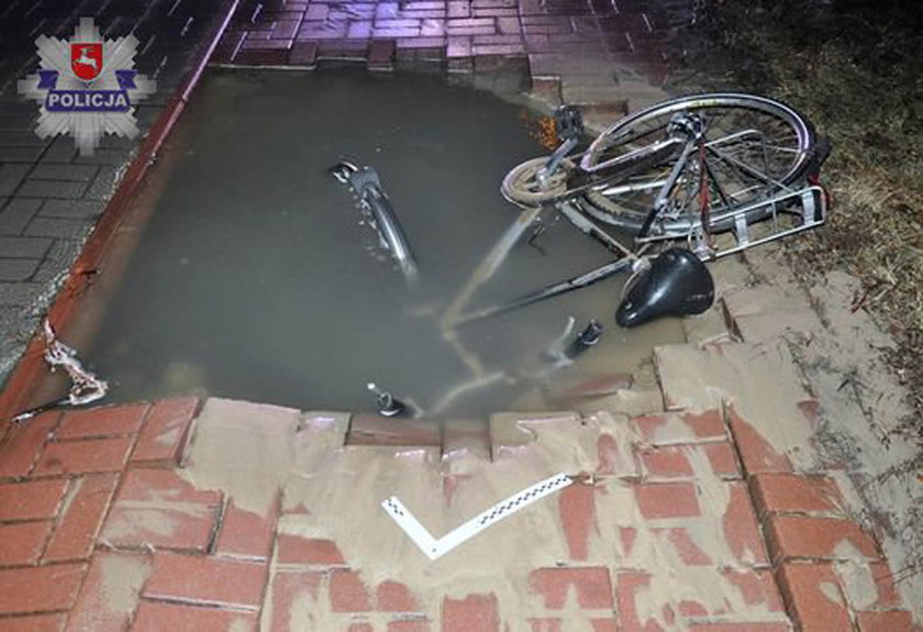 Mężczyzna wpadł rowerem w wielką dziurę