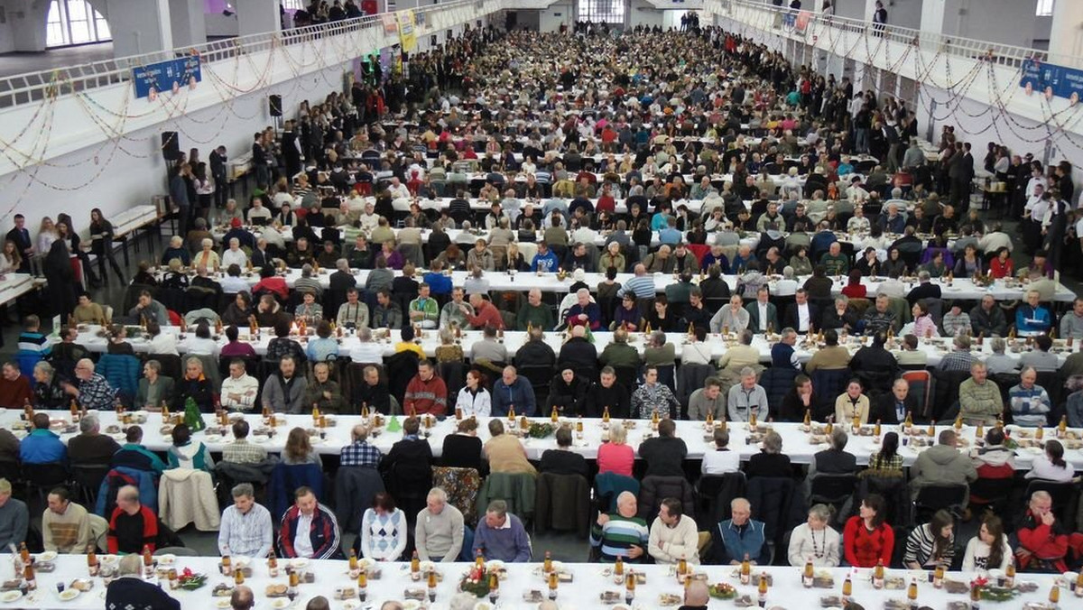 24 grudnia już po raz szósty odbędzie się największa wigilia w Poznaniu, do której zasiądzie ponad 1,7 tysiąca osób. Spotkanie dla osób potrzebujących, samotnych, biednych i bezdomnych zorganizuje Caritas wspólnie z MTP i miastem. Dla gości przygotowanych zostało 850 litrów barszczu, 600 kg karpia, prawie tona ziemniaków i 750 kg kapusty z grzybami.