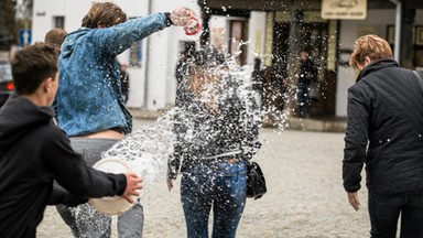 Lany poniedziałek. Jaki mandat można dostać za oblewanie innych w śmigusa-dyngusa?