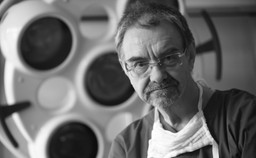 "Wspaniała osobowość, wybitny lekarz". Prof. Romuald Dębski spoczął na Cmentarzu Wojskowym na Powązkach