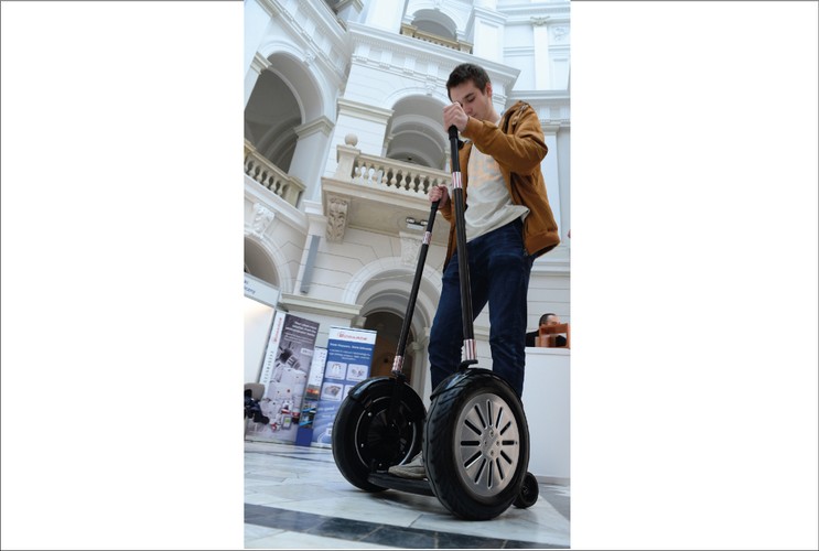 Torqway - polski pojazd, który wygląda jak segway, ale napędzany jest poruszanymi ręcznie dźwigniami. 
<br><br> (jt/cat) PAP/Jacek Turczyk