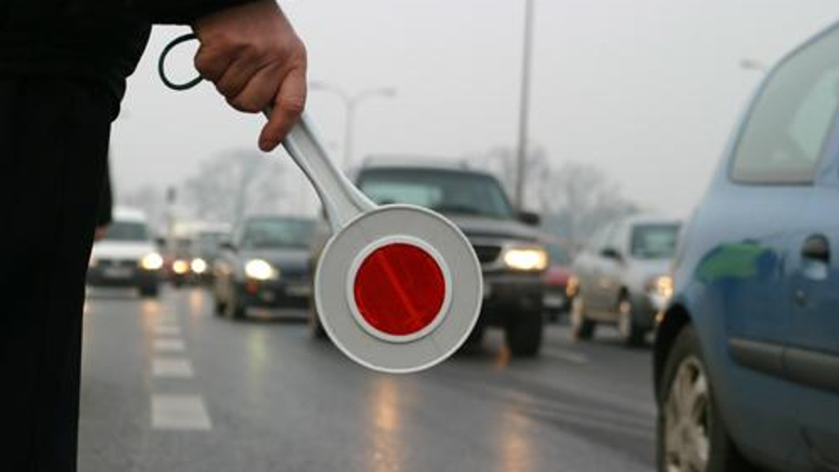 Od dzisiaj na wielkopolskich drogach możemy spodziewać się wzmożonych kontroli policji. Rusza akcja pod hasłem "Prędkość - zero tolerancji". Policjanci zapowiadają, że przez kolejne trzy dni będą "nieugięci" wobec osób, które łamią przepisy ruchu drogowego. To odpowiedź na rosnącą liczbę wypadków, także tych, które kończą się śmiertelnymi ofiarami.