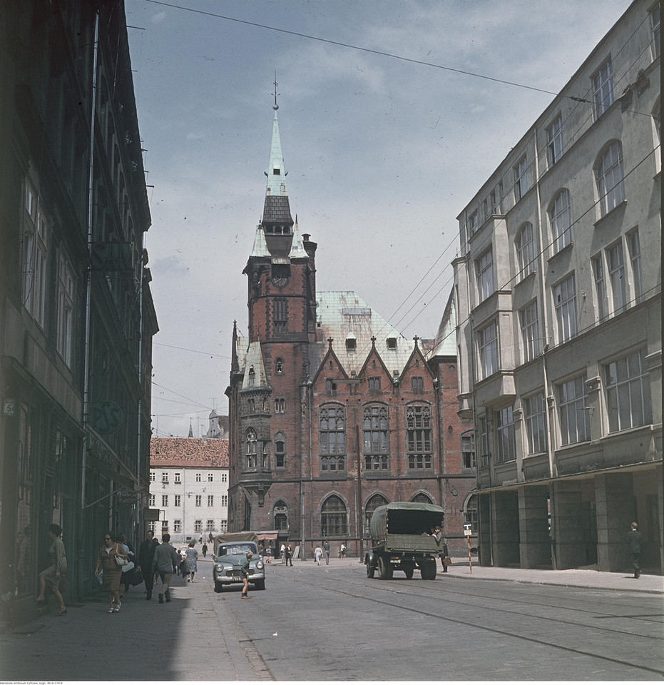Wrocław, budynek Biblioteki Uniwersyteckiej przy ulicy Szajnochy - widok od ulicy Krupniczej. Na jezdni ciężarówka i samochód Warszawa 200P, 1968 r.