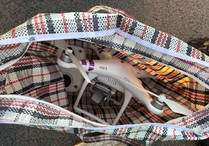 Zaplenjeni dron i pištolj